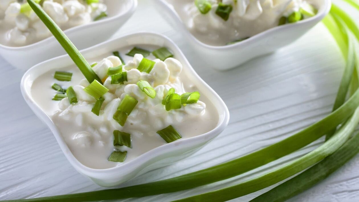 oignons verts avec du fromage cottage pour améliorer la puissance